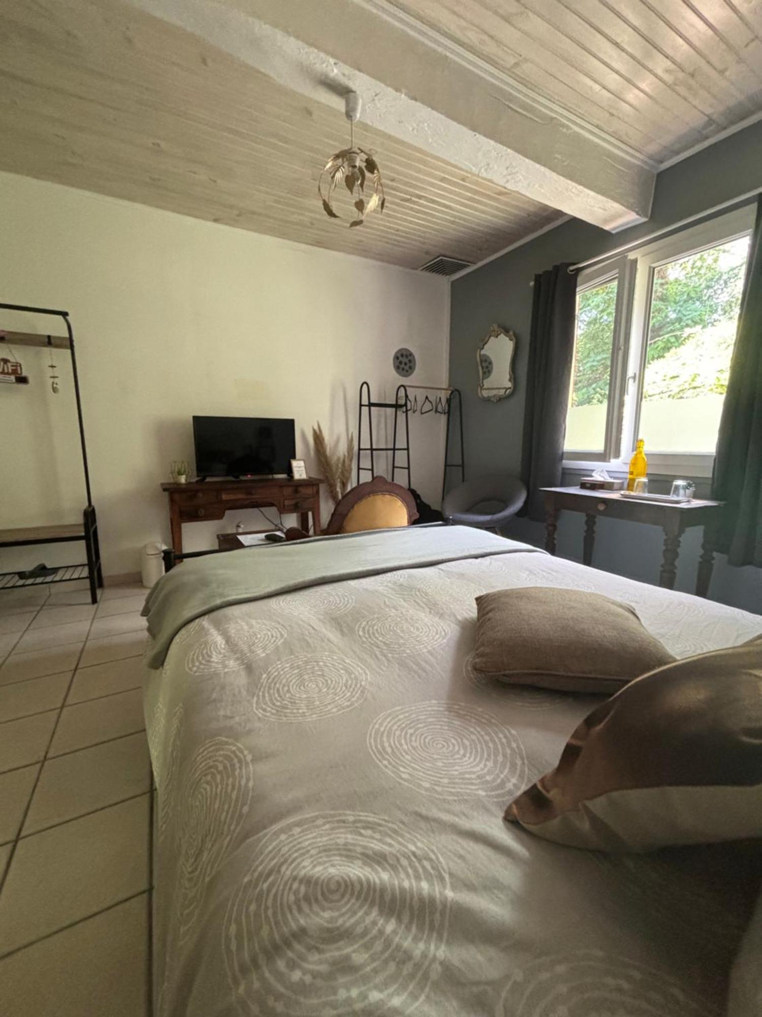 Domaine Pierrot Bed & Breakfast Laujuzan Exterior photo